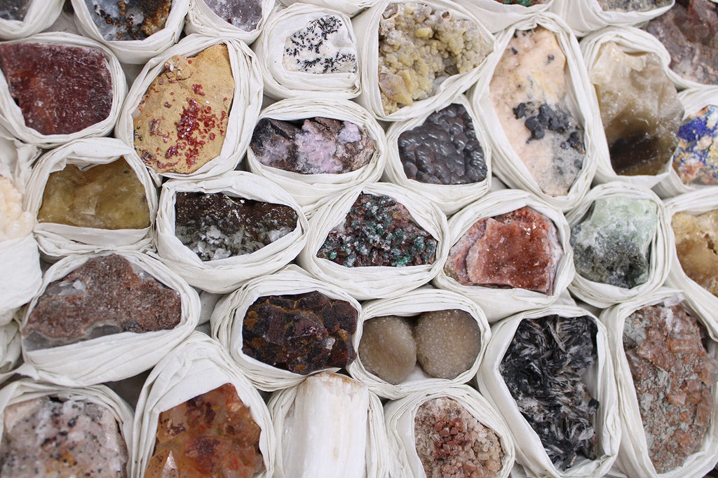 Coffret de spécimens minéraux – Pièces mixtes (environ 24 pièces) - Karmic Artisan