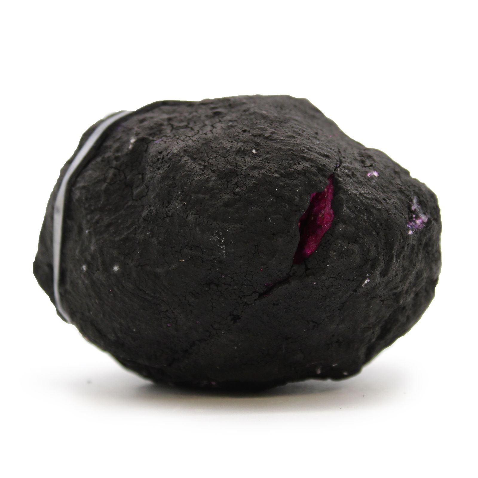 Géode de calcite colorée — Roche noire & rouge profond — 8,5 cm - 200g - Karmic Artisan