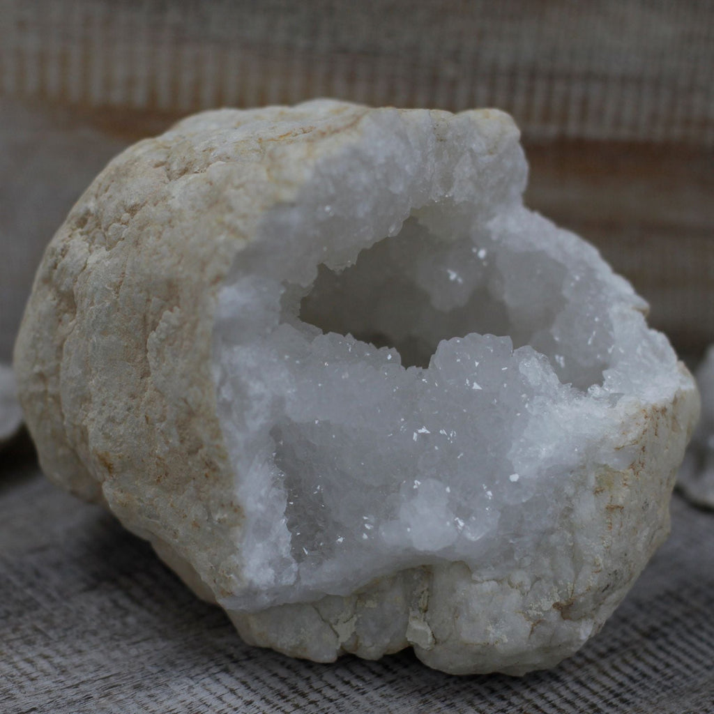 Géode de calcite naturelle — 15 à 18 cm - Karmic Artisan