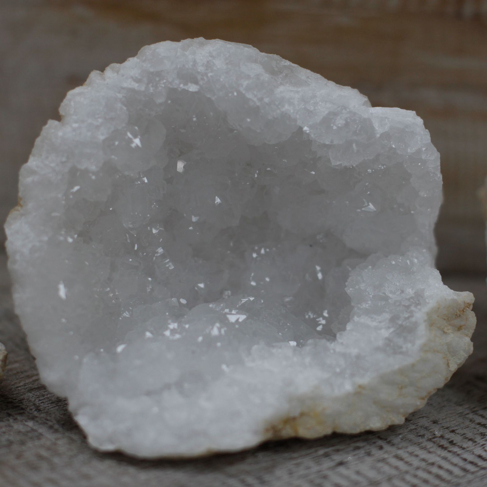 Géode de calcite naturelle — 15 à 18 cm - Karmic Artisan