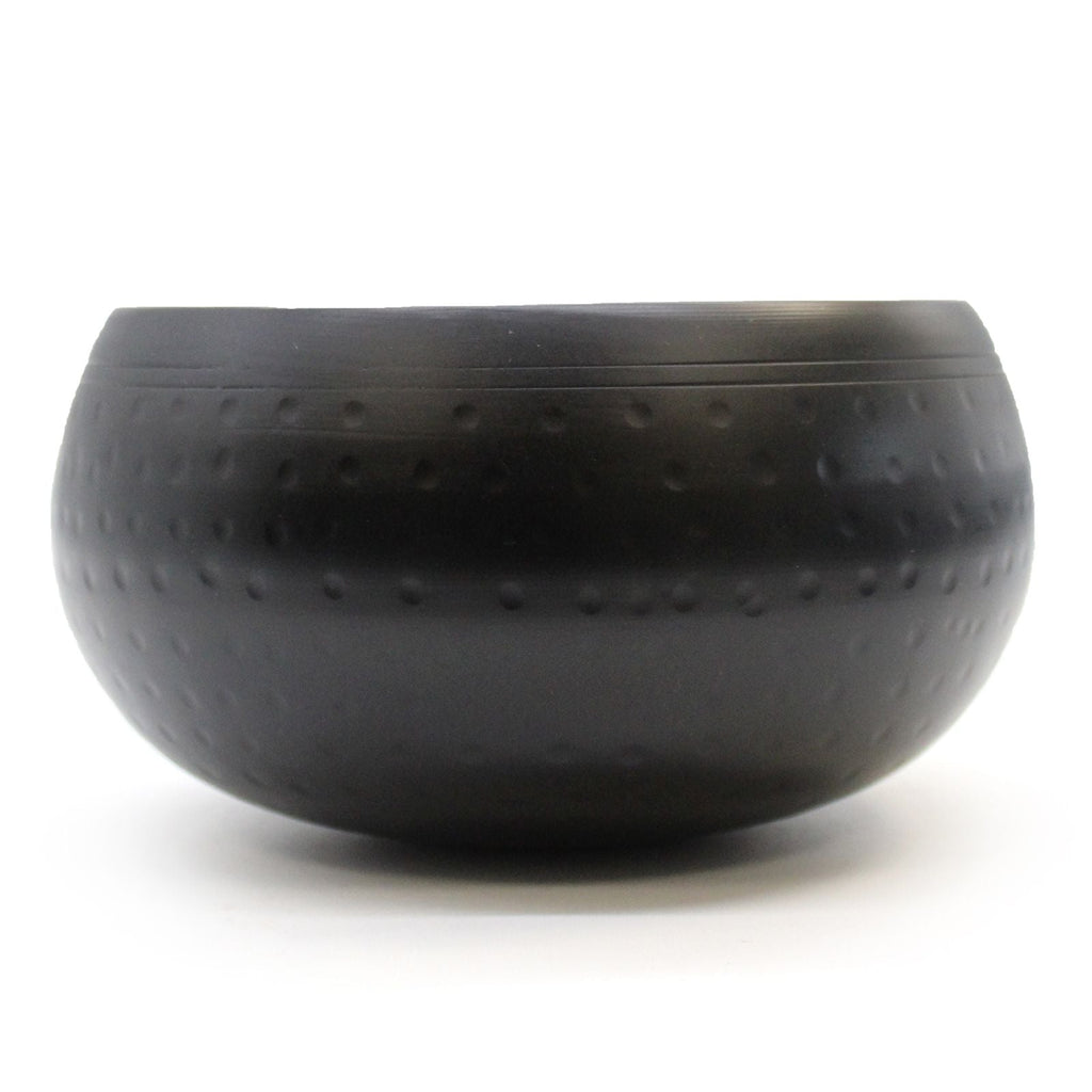 Grand bol chantant noir battu - 18 cm - Karmic Artisan