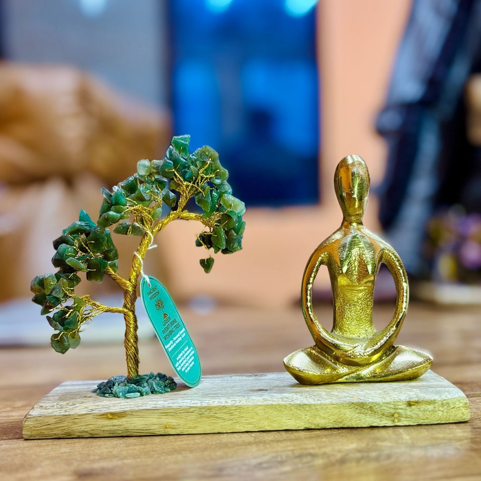 Jardin de yoga en pierres précieuses - Pose Padmasana - Aventurine verte - Arbre incliné - 100 pierres précieuses - Karmic Artisan