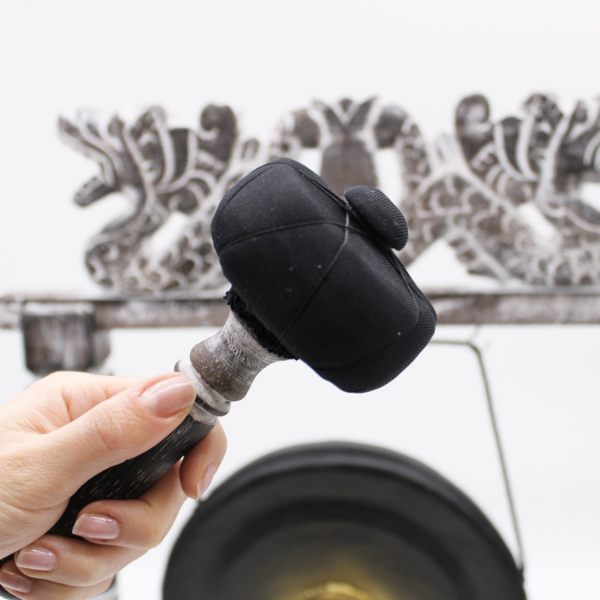 Petit Gong de guérison sur support - 25 cm - Noir - Karmic Artisan