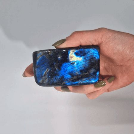 Pierre de labradorite — Madagascar - 250 à 370 g — 65 - 90mm - Karmic Artisan