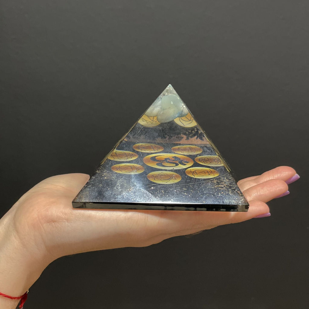 Pyramide d’Orgonite – Chakra Om de Minuit – 90 mm - Karmic Artisan