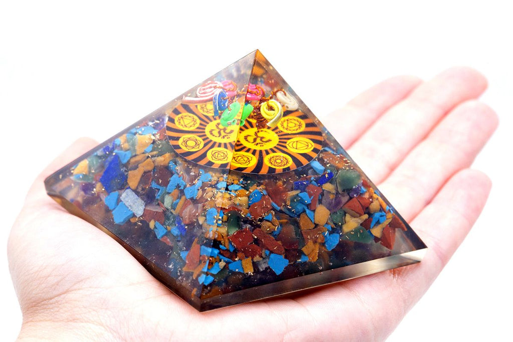 Pyramide d’Orgonite – Om Chakra – 70 mm - Karmic Artisan