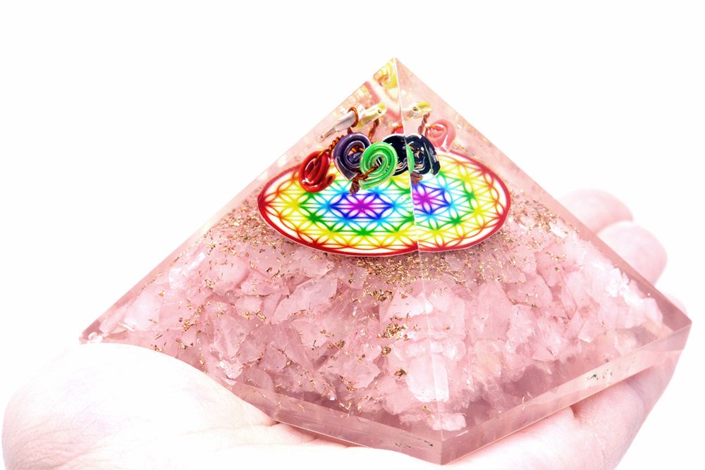 Pyramide d’Orgonite – Quartz Rose & Fleur de Vie Arc - en - ciel – 70 mm - Karmic Artisan