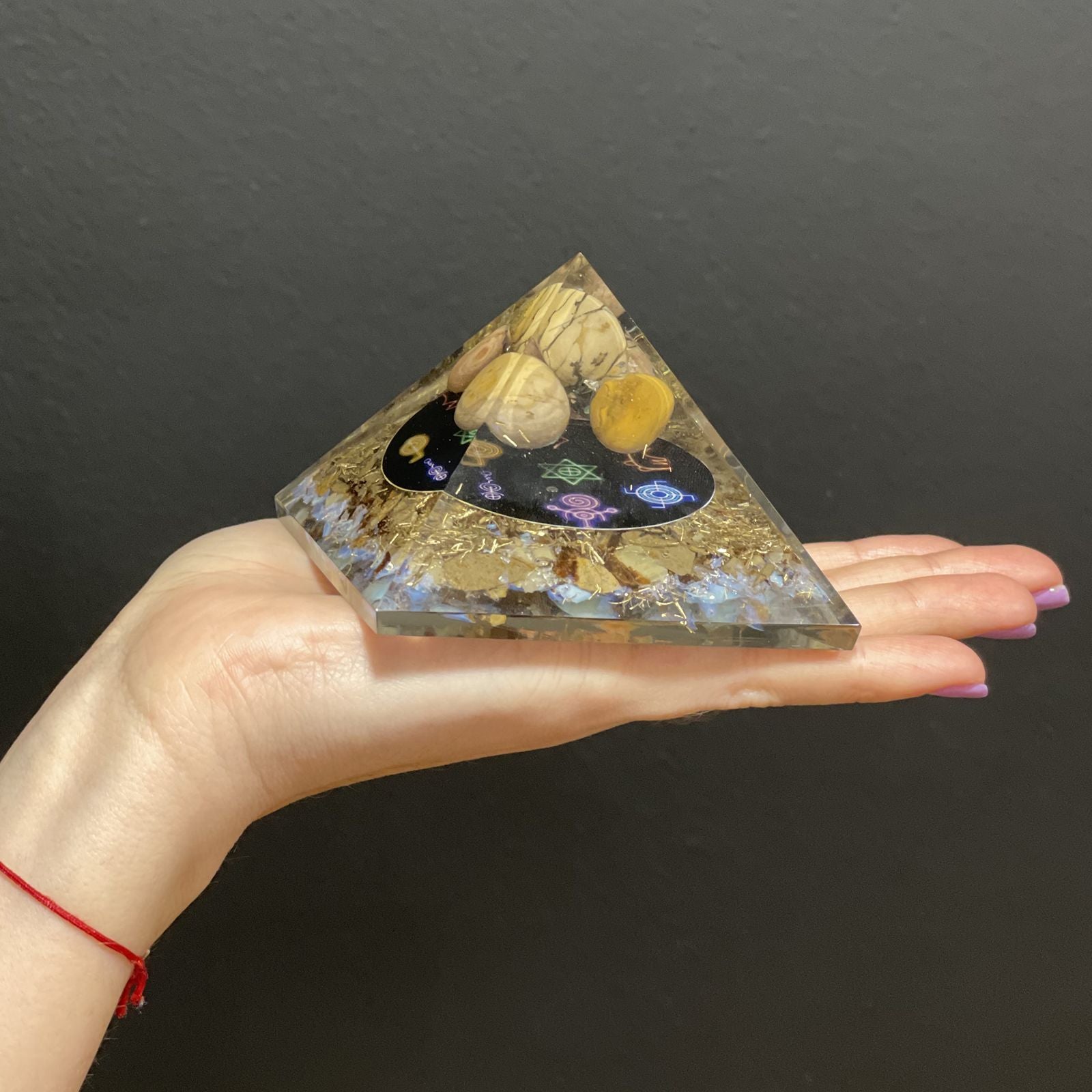 Pyramide d’Orgonite – Reiki de Minuit – 70 mm - Karmic Artisan