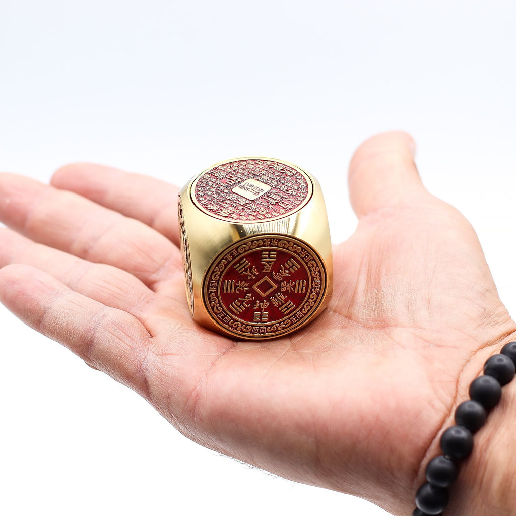 Spinner cube de prospérité Feng Shui – Rouge et laiton - Karmic Artisan