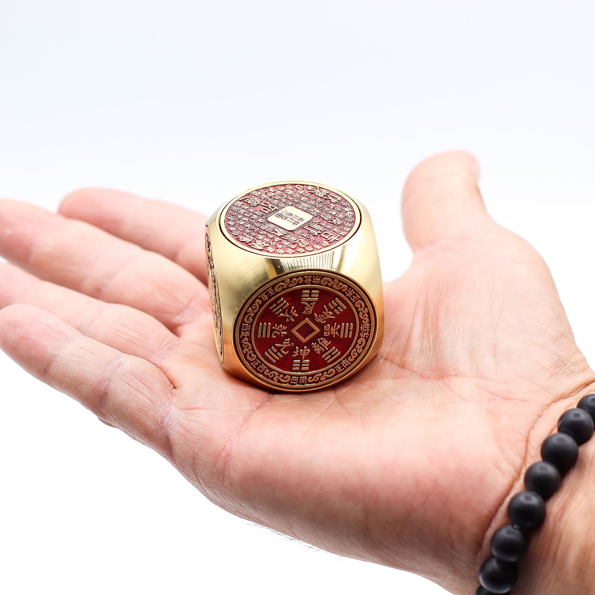 Spinner cube de prospérité Feng Shui – Rouge et laiton - Karmic Artisan