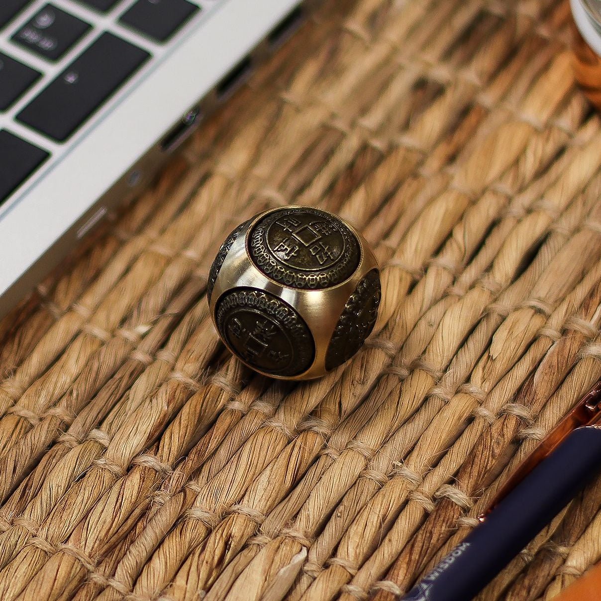 Spinner Dé Feng Shui Fortune – 4 Faces Tournantes - Richesse & Harmonie - Karmic Artisan