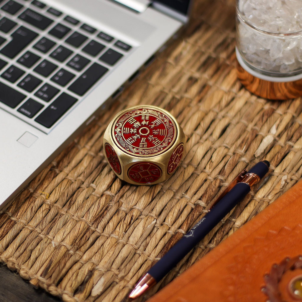 Spinner Feng Shui Fortune – Calendrier rouge et dé à pièces – Sélecteur de date auspicieuse - Karmic Artisan