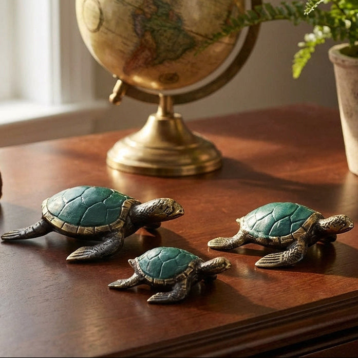 Lot de 3 tortues marines en laiton patiné en décoration sur meuble en bois